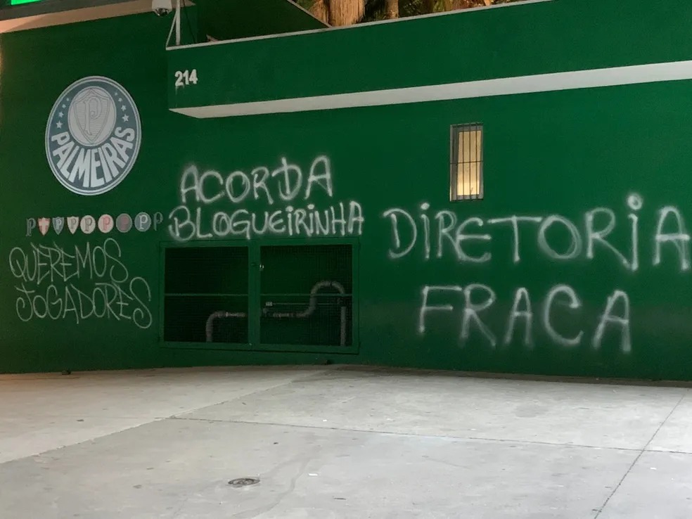 Palmeiras com o muro escrito Diretoria Fraca.